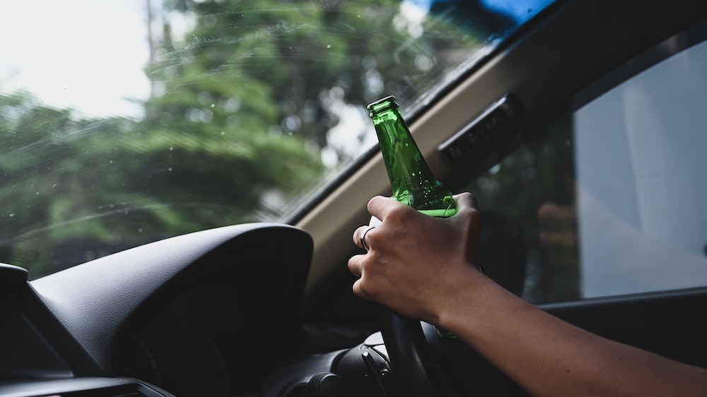 Alcool au volant et suspension judiciaire du permis de conduire : les règles en cas de circonstances aggravantes