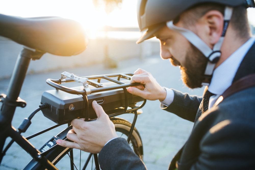 Les implications du droit de la protection de l'enfance pour l'utilisation des vélos électriques par les mineurs