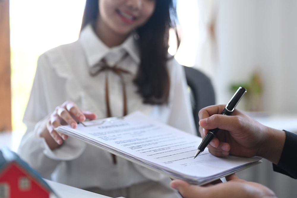 Décryptage du Contrat de Bail Commercial : Comprendre et Négocier Efficacement