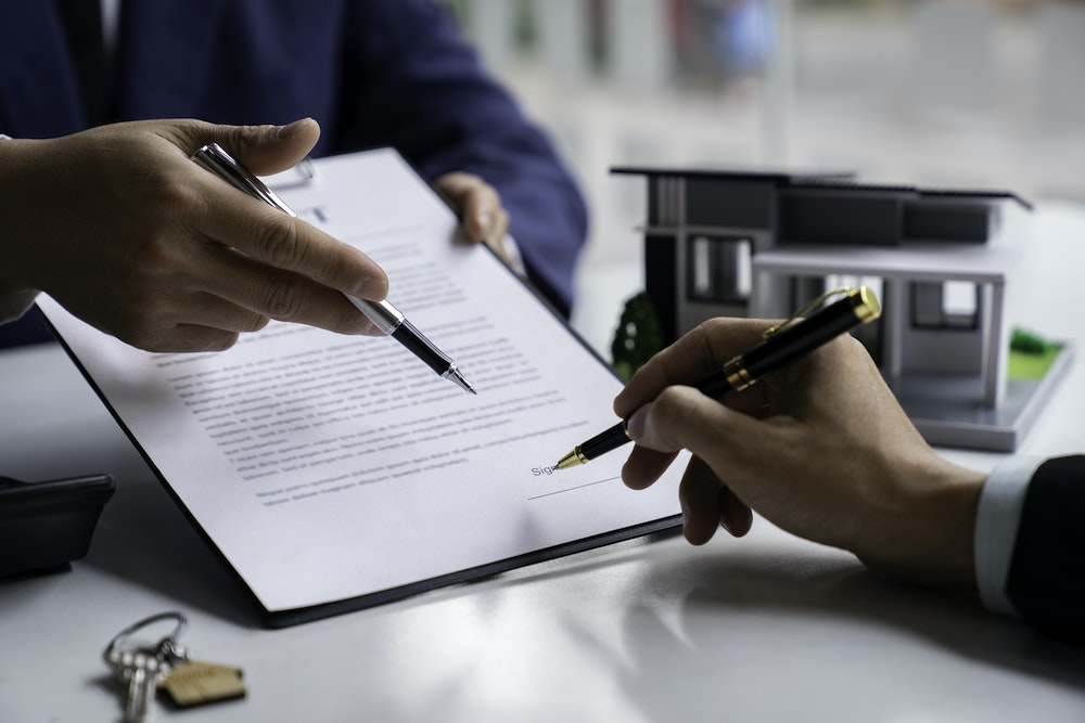 Naviguer dans le labyrinthe juridique des contrats de travail : Implications et Enjeux